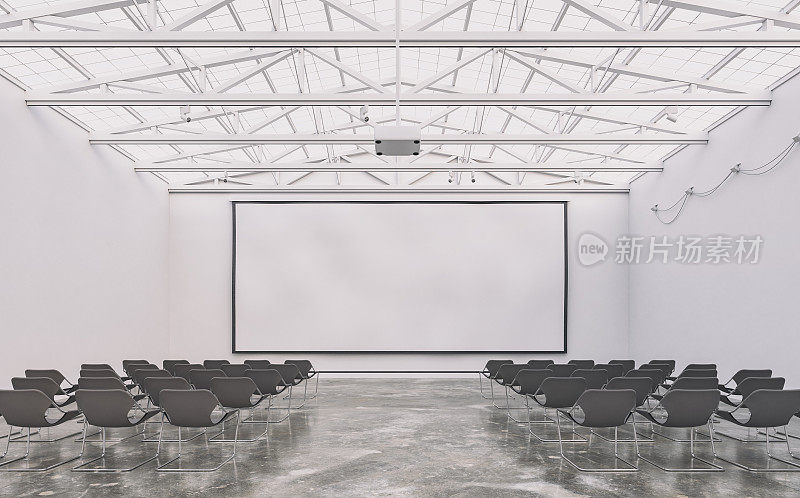 正视图(近距离观察)一个空的白色大型画廊/展厅内部，有座位，中间有一个宽大的投影屏幕，用于工业建筑天花板下的活动